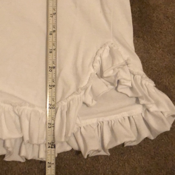 🛍 White Blouse with Ruffle Bottom🤍 - Picture 5 of 5